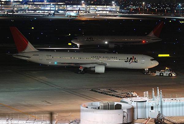 JAL B767-346(JA8268)@Haneda_1(2)_20110513.jpg