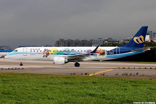 Mandarin Airlines ERJ-190-100(B-16829)@RCSS_1(2)_20101118.jpg