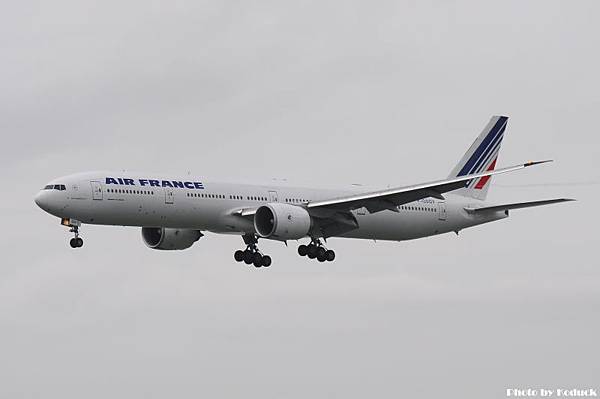 Air France B777-328ER(F-GSQB)@VHHHH_1(2)_20100625.jpg