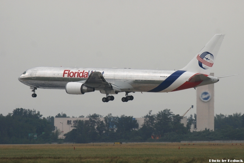 Florida West International Airways B767-300F(N422LA)@TIA_4(2)_20101029.jpg