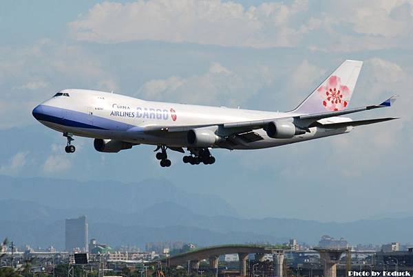 China Airlines B747-409F(SCD)(B-18707)@TIA_1(2)_20100820.jpg