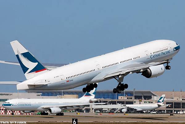 Cathay Pacific B777-267(B-HNB)@TIA_1(2)_20101201.jpg