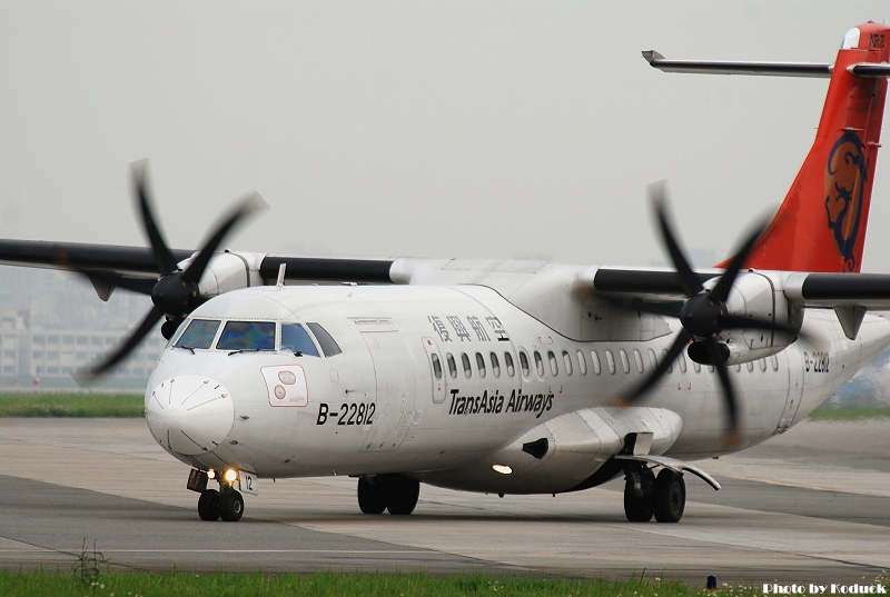 TransAsia Airways ATR72-500(B-22812)@RCSS_2(2)_20100411.jpg