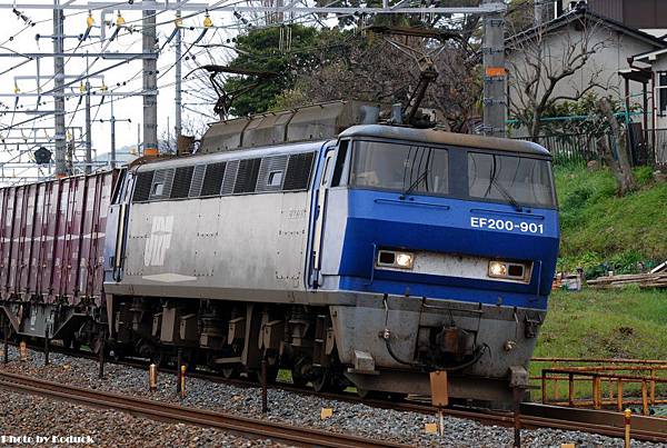 EF200-901牽引貨列@山崎站東_1(2)_20100228.jpg