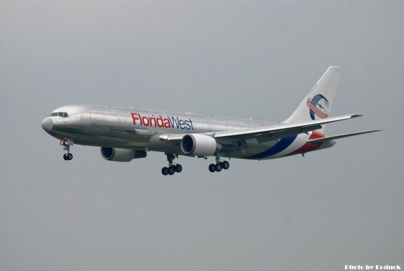 Florida West International Airways B767-300F(N422LA)@TIA_3(2)_20101029.jpg