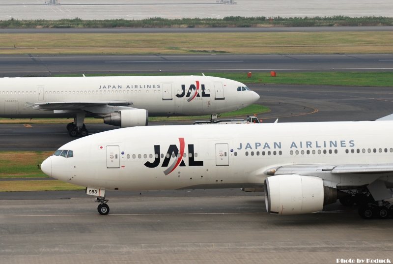 JAL B777 and A300@Haneda_1(2)_20100913.jpg