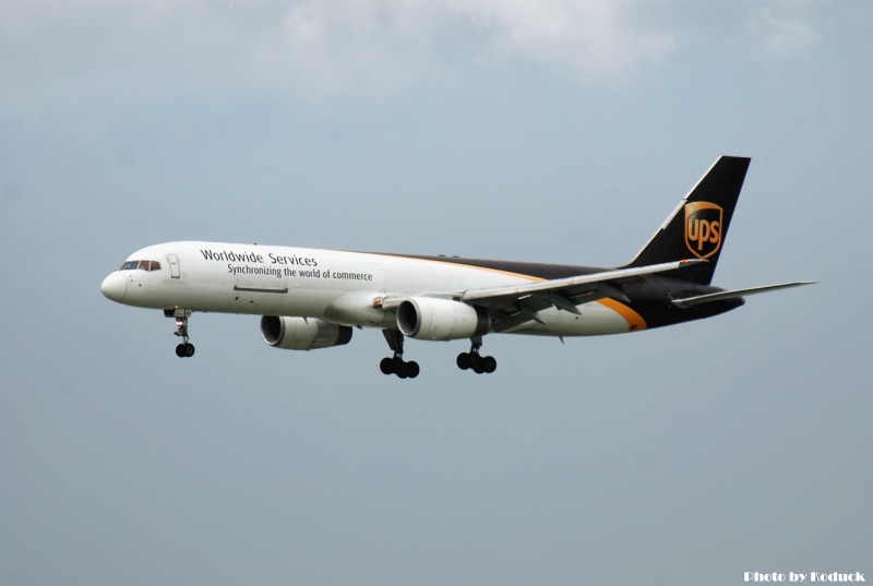 UPS B757-24APF(N458UP)@VVVH_1(2)_20100625.jpg