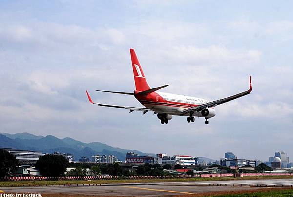 Shanghai Airlines B737-86N(WL)(B-5143)@RCSS_2(2)_20110305.jpg