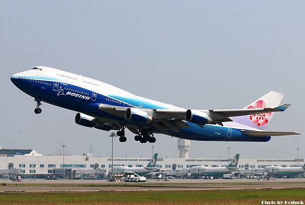 China Airlines B747-409(B-18210)@TIA_1(2)_20110531.jpg