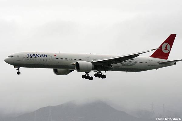 Turkish Airlines B777-35RER(TC-JJC)@VHHH_1(2)_20100626.jpg