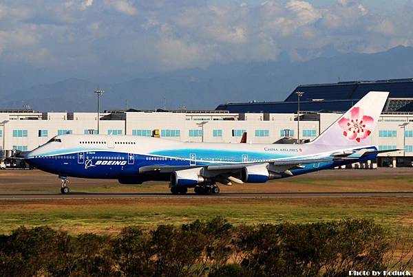 China Airlins B747-409(B-18210)@TIA_5(2)_20100820.jpg