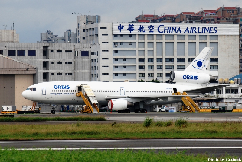 Orbis Frying Eye Hospital DC-10-30(N220AU)@RCSS_1(2)_20101105.jpg