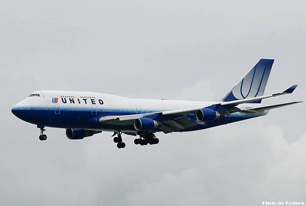 United Airlines B747-422(N104UA)@VHHH_1(2)_20100625.jpg