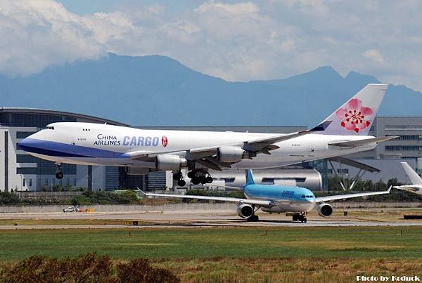 China Airlines B747-409F(SCD)(B-18715)@TIA_1(2)_20100820.jpg