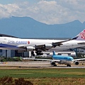 China Airlines B747-409F(SCD)(B-18715)@TIA_1(2)_20100820.jpg