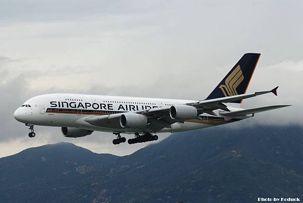 Singapore Airlines A380-841(9V-SKC)@VVVH_1(2)_20100625.jpg