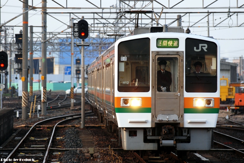 211系電車@四日市站_1(2)_20100301.jpg