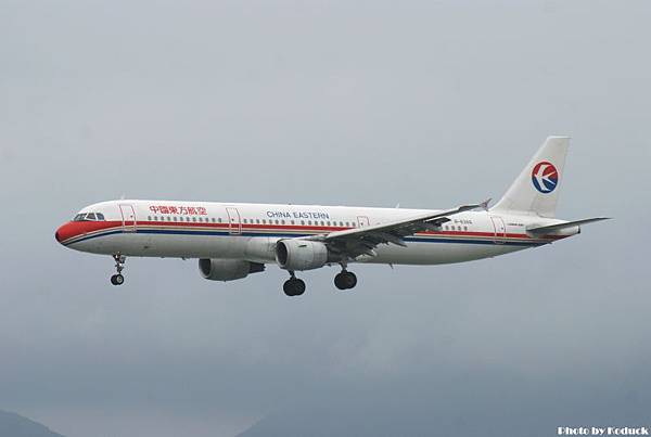 China Eastern Airlines A321-211(B-6366)@VHHH_1(2)_20100625.jpg