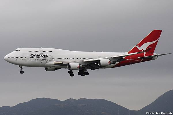 Qantas B747-438ER(VH-OEH)@VHHH_1(2)_20100625.jpg