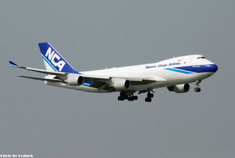 Nippon Cargo Airlines B747-4KZF(SCD)(JA05KZ)@VHHH_1(2)_20101210.jpg