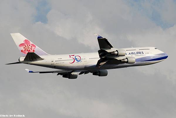 China Airlines B747-409(B-18208)@TIA_3(2)_20100730.jpg