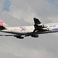 China Airlines B747-409(B-18208)@TIA_3(2)_20100730.jpg