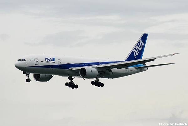 ANA B777-281ER(JA716A)@VHHH_1(2)_20100625.jpg