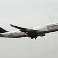 Lufthansa B747-430(D-ABVX)@VHHH_1(2)_20101211.jpg