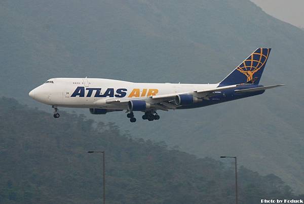 Atlas Air B747-481BCF(N429MC)@VHHH_1(2)_20101211.jpg