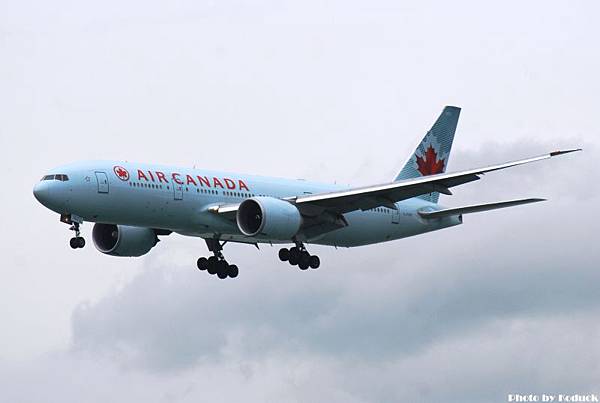 Air Canada B777-233LR(C-FIUF)@VHHH_1(2)_20100625.jpg