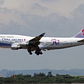 China Airlines B747-409(B-18208)@TIA_1(2)_20100809.jpg