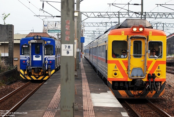 中里站內DMU自強與EMU電車_1(2)_20090318.jpg