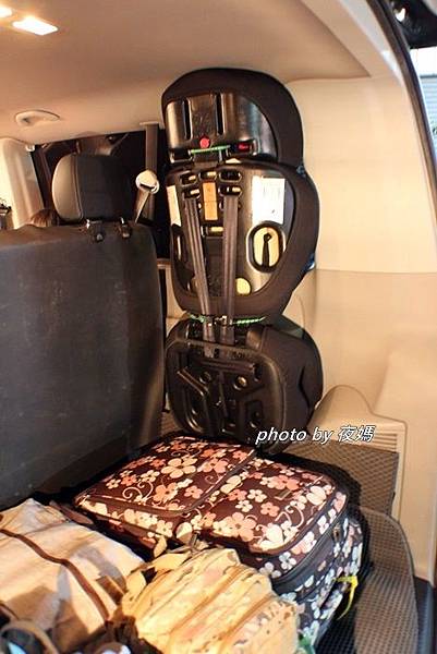 漢聲租車機場接送T6福斯九人座行李廂空間安全座椅 漢聲租車機場接送T6福斯九人座行李廂空間安全座椅