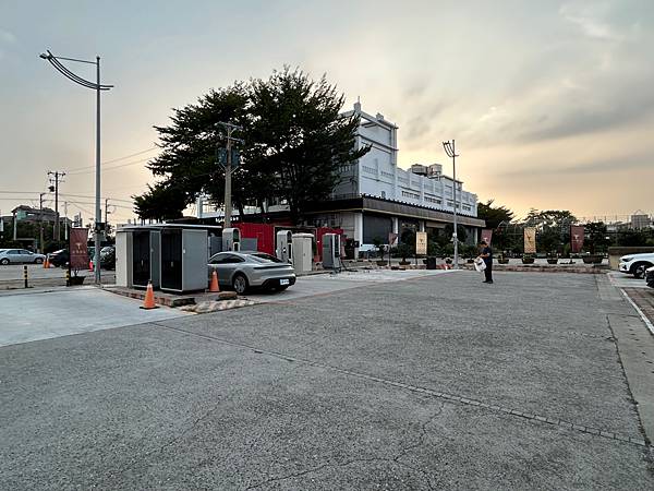 全台最大電動車充電站/Tesla特斯拉嘉義超級充電站/水牛公