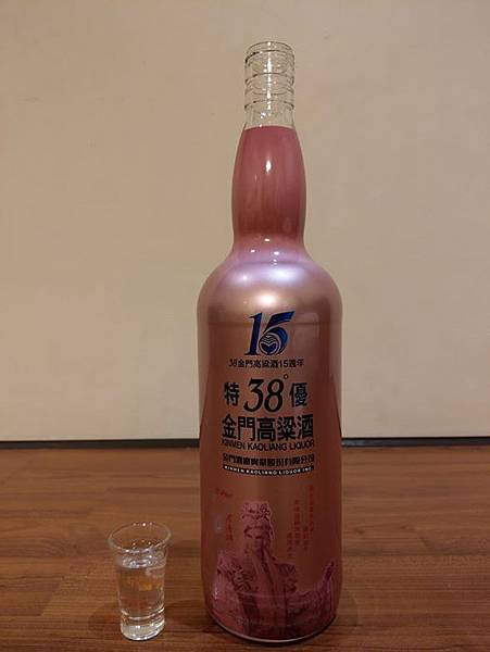 38金門高粱酒15周年特優紀念版玫瑰金版02.jpg