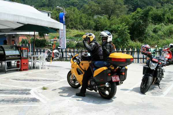 J.DUCATI ST4雙載還是很帥.jpg