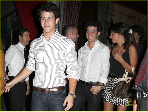 kevin-jonas-engagement-party-danielle-deleasa-15.jpg