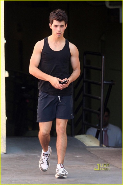 joe-jonas-short-new-haircut-02.jpg