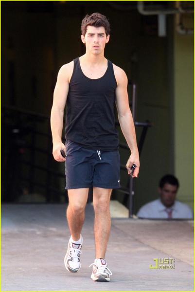 joe-jonas-short-new-haircut-03.jpg