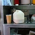 裝凍奶茶的塑膠筒(不加冰塊是特色)