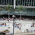 匯豐總行大廈，每到假日時廣場變成菲律賓女傭聯誼場所，嚇死我了