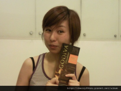 20110816學生欣寧送我的巧克力~是橘子口味的,好好吃優~~~.jpg