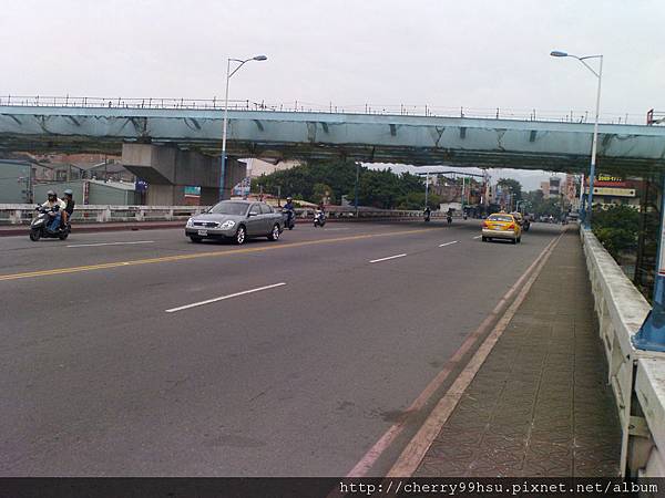 20110501 (1)台藝大旁邊接著南雅夜市的一座橋叫什麼橋？ 湳興橋！畢業很久才知道！！ 最近我都在上面耶~ 吶喊哦~~~.JPG