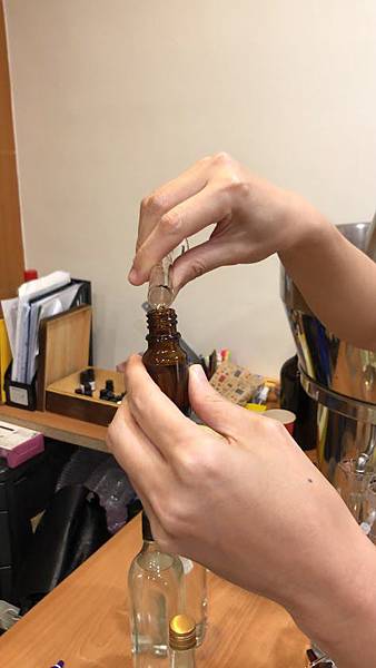 裝瓶.jpg 裝瓶.jpg