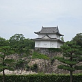 走了一陣子後，終於看到大阪城的一座櫓城（意為蓋在城廓角落的射箭座台）
