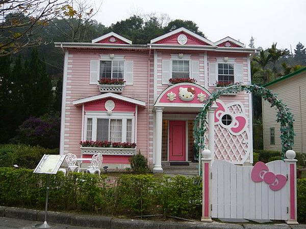 是粉紅色滴kitty 別墅,我想住這間啦~