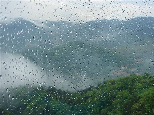 還是在下雨