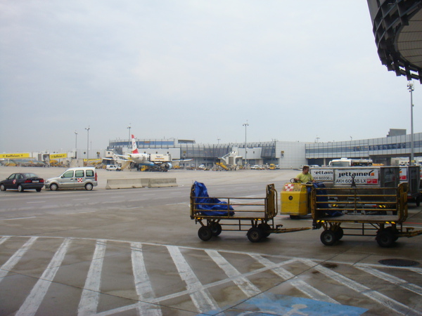 維也納機場停機坪.JPG