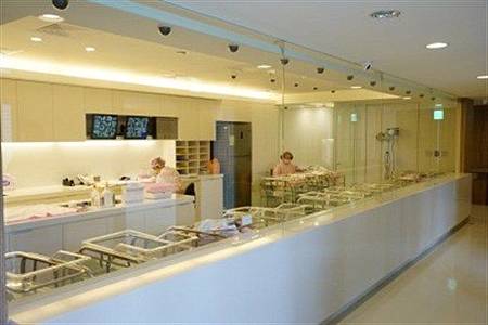 媽嬰兒.jpg 月子中心嬰兒室