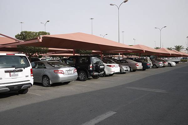 這邊的購物城的戶外停車場有車棚 :P  Doha人開車有夠誇張的，很少人打方向燈，甚至於有人還能一次切三線道超車~超猛的!